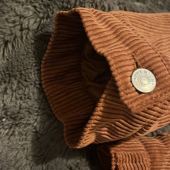 Love tree fur inside jacket size large fits like a medium - Picture 4 of 4